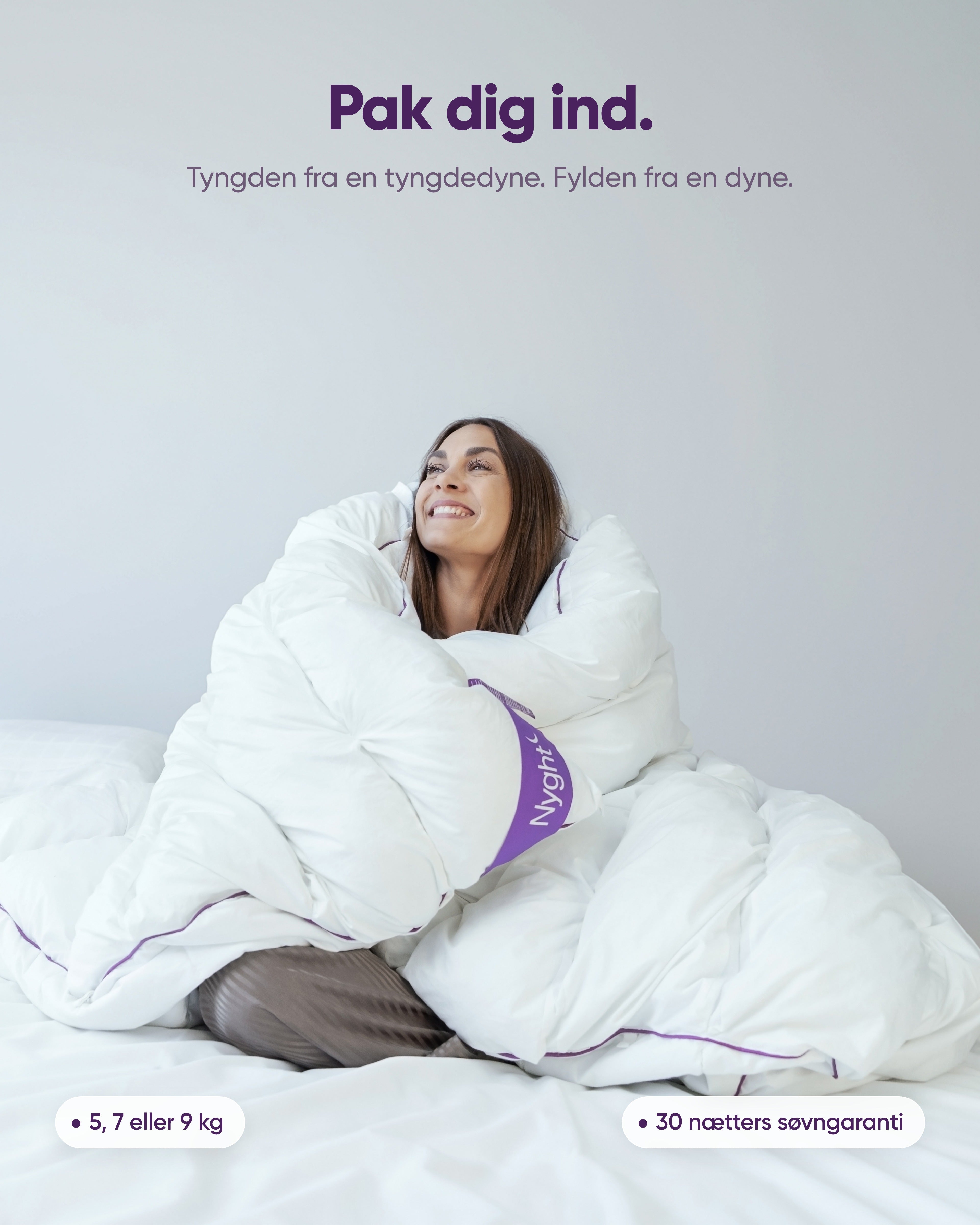 Kvinde pakket ind i Hybridduvet – tyngden fra en tyngdedyne, fylden fra en dyne