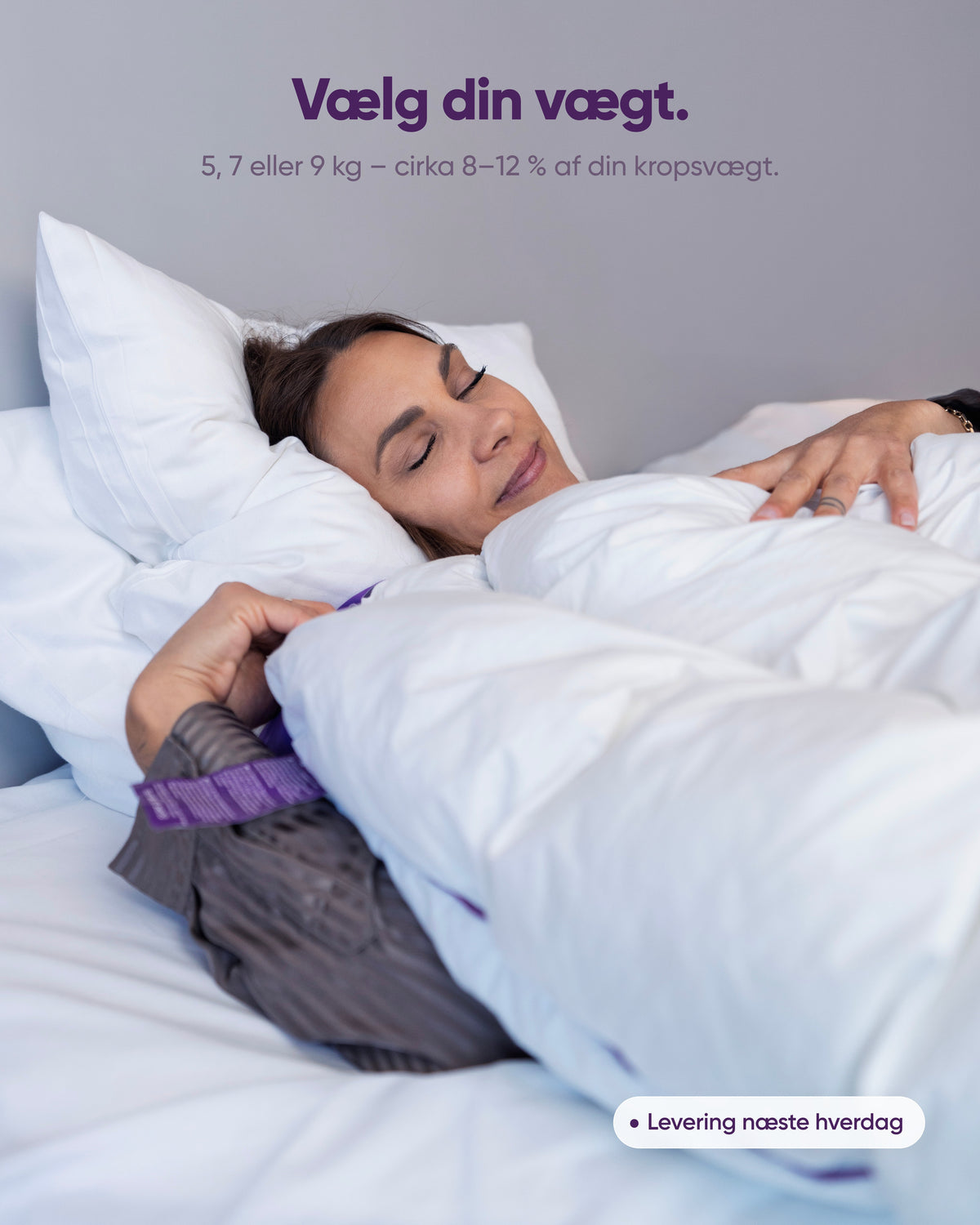 Kvinde sover under Hybridduvet – vælg 5, 7 eller 9 kg