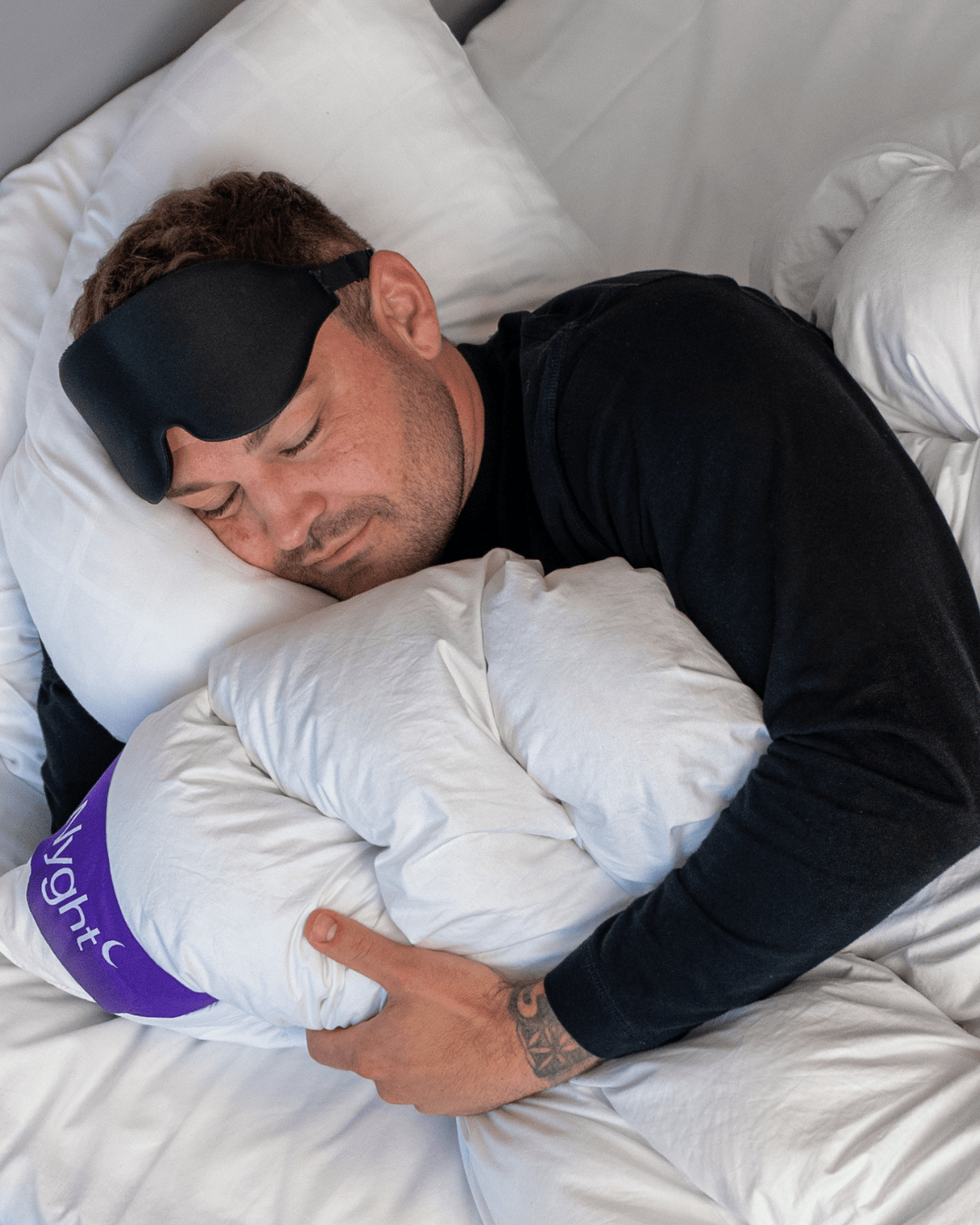 Nyght Hybrid dyne HybridDuvet™. En mand der sover trygt med nyght hybriddynen.